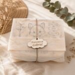 Coffret naissance bois renard gravé prénom bébé, valisette personnalisée et hochet gravé, cadeau naissance/ baptême original brodé en France – Image 2