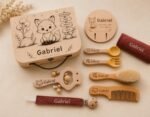 Coffret naissance bois renard gravé prénom bébé, valisette personnalisée et hochet gravé, cadeau naissance/ baptême original brodé en France