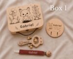 Coffret naissance bois renard gravé prénom bébé, valisette personnalisée et hochet gravé, cadeau naissance/ baptême original brodé en France – Image 4