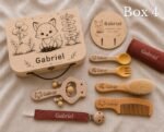 Coffret naissance bois renard gravé prénom bébé, valisette personnalisée et hochet gravé, cadeau naissance/ baptême original brodé en France – Image 7